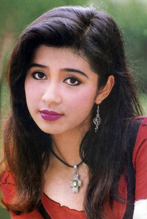 Cùng thời với Diễm Hương và không kém phần nổi tiếng là Việt Trinh. Nếu Diễm Hương đẹp diễm lệ, nền nã thì Việt Trinh mang vẻ đẹp u buồn, lai căng rất độc đáo. Với kiểu tóc không để mái, Việt Trinh khéo léo khoe vầng trán thông minh và đôi mắt tuyệt đẹp. Cùng thời với Diễm Hương và không kém phần nổi tiếng là Việt Trinh. Nếu Diễm Hương đẹp diễm lệ, nền nã thì Việt Trinh mang vẻ đẹp u buồn, lai căng rất độc đáo. Với kiểu tóc không để mái, Việt Trinh khéo léo khoe vầng trán thông minh và đôi mắt tuyệt đẹp.