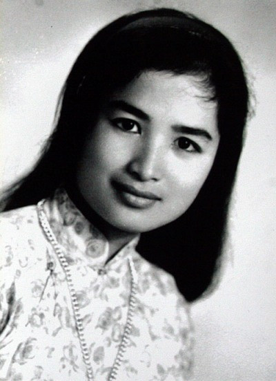 Nghệ sĩ nhân dân Trà Giang - một trong những bông hoa tài sắc nhất của điện ảnh Việt Nam đẹp mộc mạc với mái tóc buông xõa tự nhiên. Nghệ sĩ nhân dân Trà Giang - một trong những bông hoa tài sắc nhất của điện ảnh Việt Nam đẹp mộc mạc với mái tóc buông xõa tự nhiên.