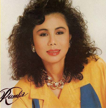 Nữ ca sĩ nổi tiếng đất Sài Thành Thanh Tuyền lại ghi dấn ấn với mái tóc xoăn "phi giê" (theo ngôn ngữ thời ấy) sành điệu. Kiểu tóc này rất phù hợp với tính chất nghệ sĩ sân khấu của cô. Nữ ca sĩ nổi tiếng đất Sài Thành Thanh Tuyền lại ghi dấn ấn với mái tóc xoăn "phi giê" (theo ngôn ngữ thời ấy) sành điệu. Kiểu tóc này rất phù hợp với tính chất nghệ sĩ sân khấu của cô.