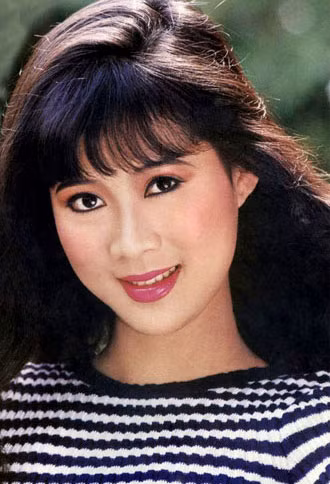 Mỹ nhân nổi bật cuối thập niên 80, đầu những năm 1990 Diễm Hương. Sở hữu gương mặt đẹp hiếm có khó tìm, Diễm Hương đóng khung hình tượng trong mái tóc buông dài tha thướt và phần mái bờm đáng yêu.