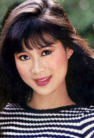 Mỹ nhân nổi bật cuối thập niên 80, đầu những năm 1990 Diễm Hương. Sở hữu gương mặt đẹp hiếm có khó tìm, Diễm Hương đóng khung hình tượng trong mái tóc buông dài tha thướt và phần mái bờm đáng yêu. Mỹ nhân nổi bật cuối thập niên 80, đầu những năm 1990 Diễm Hương. Sở hữu gương mặt đẹp hiếm có khó tìm, Diễm Hương đóng khung hình tượng trong mái tóc buông dài tha thướt và phần mái bờm đáng yêu.