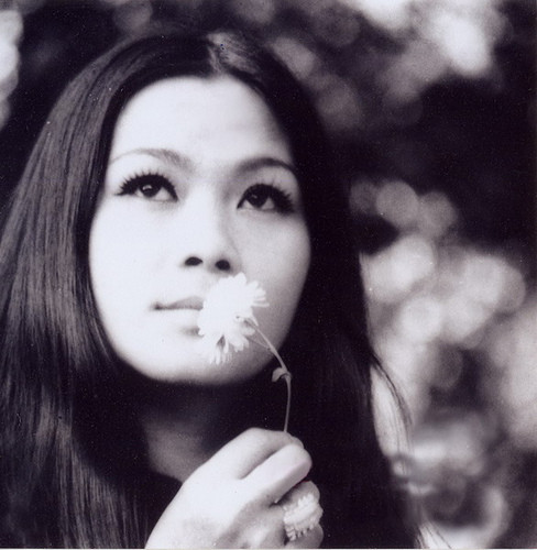 Nữ ca sĩ Khánh Ly - người từng nổi tiếng với những tình khúc Trịnh Công Sơn được nhớ đến với mái tóc bổ ngôi giữa đặc trưng. Gương mặt thanh tú, đẹp đằm thắm của Khánh Ly rất hợp với kiểu tóc vừa đơn giản nhưng cực kỳ quý phái này. Ngày nay, kiểu tóc bổ ngôi giữa cũng được nhiều mỹ nhân Việt ưa chuộng, tiêu biểu như người đẹp khả ái Bích Phương. Nữ ca sĩ Khánh Ly - người từng nổi tiếng với những tình khúc Trịnh Công Sơn được nhớ đến với mái tóc bổ ngôi giữa đặc trưng. Gương mặt thanh tú, đẹp đằm thắm của Khánh Ly rất hợp với kiểu tóc vừa đơn giản nhưng cực kỳ quý phái này. Ngày nay, kiểu tóc bổ ngôi giữa cũng được nhiều mỹ nhân Việt ưa chuộng, tiêu biểu như người đẹp khả ái Bích Phương.