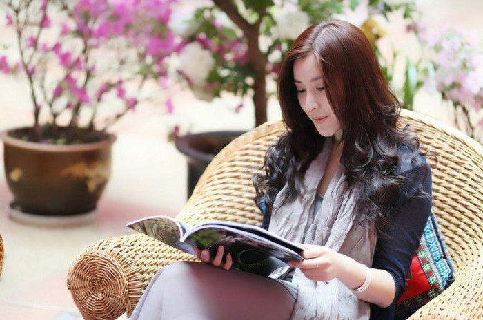 Kiểu tóc xoăn với trang phục ánh hồng cộng thêm phụ kiện là chiếc khăn choàng màu xám nhẹ làm toát lên làn da trắng hồng và mìn màng của Vương Nha Tiệp.