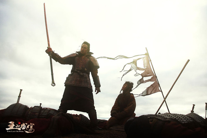 Để mặc bộ giáp khá cồng kềnh và nặng nề này, Ngô Ngạn Tổ cũng phải luyện tập để thích ứng và không bị gò bó trong các động tác do sức nặng của bộ trang phục cổ trang gây ra. Để mặc bộ giáp khá cồng kềnh và nặng nề này, Ngô Ngạn Tổ cũng phải luyện tập để thích ứng và không bị gò bó trong các động tác do sức nặng của bộ trang phục cổ trang gây ra.