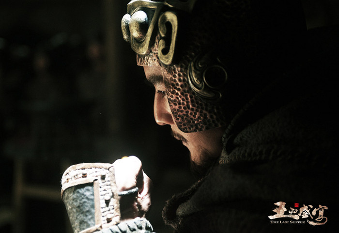 Đoàn phim "Bữa tiệc của vua" cung cấp thông tin khá đầy đủ về hình ảnh nhân vật Hạng Vũ do nam diễn viên Ngô Ngạn Tổ thể hiện và chi tiết bộ giáp của vai diễn này. Đoàn phim "Bữa tiệc của vua" cung cấp thông tin khá đầy đủ về hình ảnh nhân vật Hạng Vũ do nam diễn viên Ngô Ngạn Tổ thể hiện và chi tiết bộ giáp của vai diễn này.