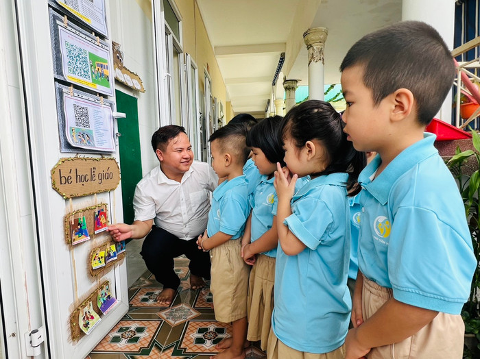 Thầy Tuyến nỗ lực mang đến những gì tốt nhất cho “đàn con thơ” (Ảnh: LT) Thầy Tuyến nỗ lực mang đến những gì tốt nhất cho “đàn con thơ” (Ảnh: LT)