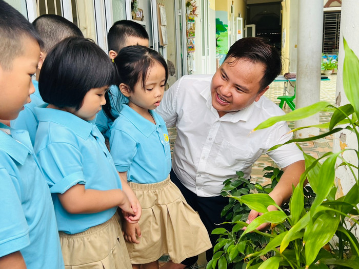 Thầy Tuyến luôn dành hết tình yêu cho trẻ (Ảnh: LT) Thầy Tuyến luôn dành hết tình yêu cho trẻ (Ảnh: LT)