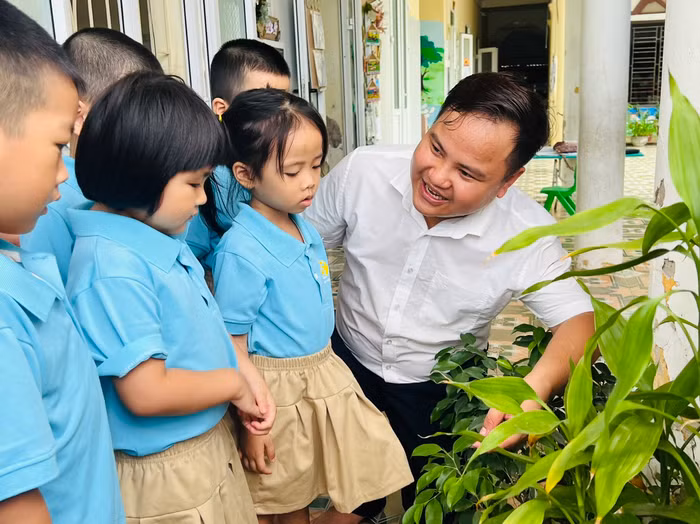 Thầy Tuyến luôn dành hết tình yêu cho trẻ (Ảnh: LT)