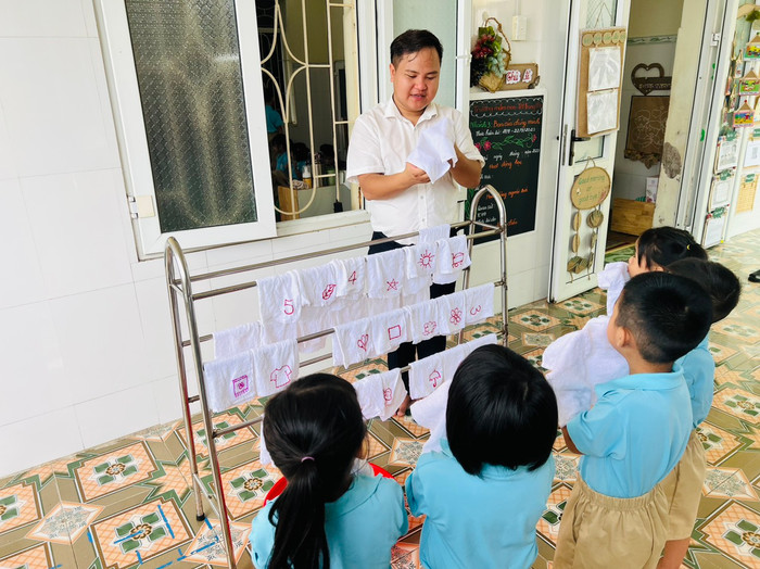 Thầy Tuyến đang hướng dẫn học sinh cách rửa mặt đúng cách (Ảnh: LT) Thầy Tuyến đang hướng dẫn học sinh cách rửa mặt đúng cách (Ảnh: LT)