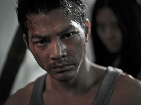 Tạo hình đẫm máu của Trần Bảo Sơn trong "Ngôi nhà trong hẻm". Tạo hình đẫm máu của Trần Bảo Sơn trong "Ngôi nhà trong hẻm".