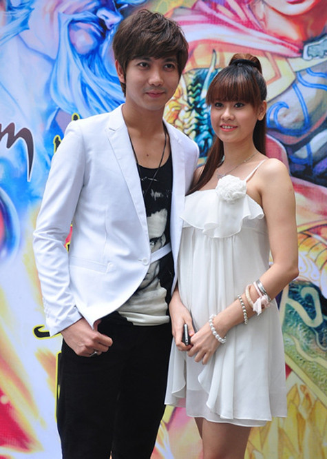 Cả hai tươi tắn bên nhau trong buổi họp báo ra mắt album của Tim vài tháng trước. Khi đó, bụng của Trương Quỳnh Anh chưa lớn nên không ai phát hiện ra cô đang mang thai. Cả hai tươi tắn bên nhau trong buổi họp báo ra mắt album của Tim vài tháng trước. Khi đó, bụng của Trương Quỳnh Anh chưa lớn nên không ai phát hiện ra cô đang mang thai.