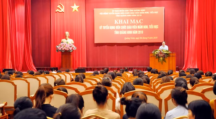 Các thí sinh dự khai mạc kỳ thi tuyển viên chức giáo viên mầm non, tiểu học Quảng Ninh năm 2019 (Ảnh: CTV)