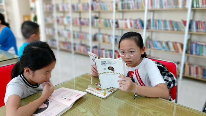 Thư viện thu hút nhiều em học sinh trên địa bàn quận tới tìm đọc các loại sách (Ảnh: Lã Tiến) Thư viện thu hút nhiều em học sinh trên địa bàn quận tới tìm đọc các loại sách (Ảnh: Lã Tiến)