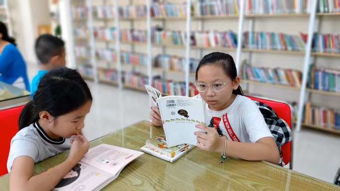 Thư viện thu hút nhiều em học sinh trên địa bàn quận tới tìm đọc các loại sách (Ảnh: Lã Tiến)