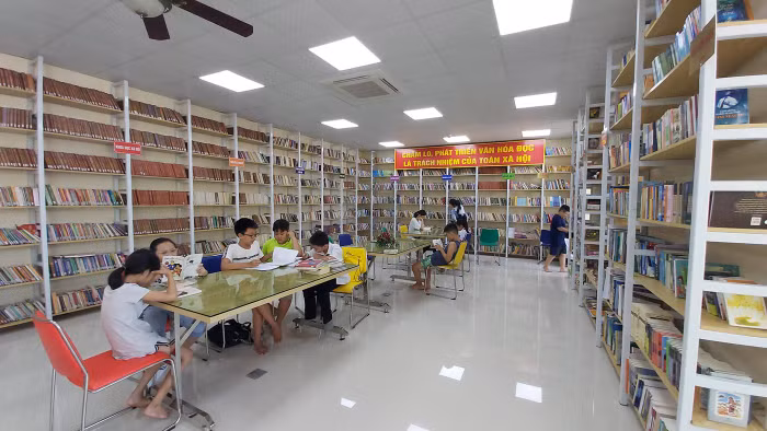 Không gian đọc sách trong thư viện được bố trí hợp lý, tạo cảm giác thoải mái cho người đọc (Ảnh: Lã Tiến)