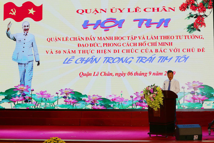 Ông Lê Trung Kiên, Bí thư Quận ủy Lê Chân phát biểu tại đêm chung kết hội thi "Lê Chân trong trái tim tôi" (Ảnh: Lã Tiến)