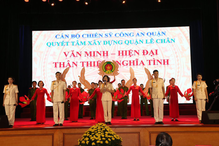 Màn trình diễn của Đội Công an quận Lê Chân mở đầu đêm chung kết (Ảnh: Lã Tiến)