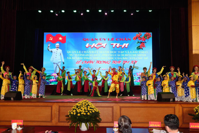 Phần thi giới thiệu của Đội khối các trường mầm non quận Lê Chân (Ảnh: Lã Tiến)