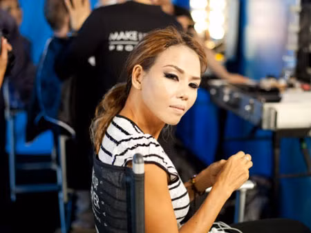 Thúy Uyên tiếp tục giả "gái tây" với hình tượng "nữ hoàng nhạc pop" Madona. Khán giả trông chờ phần trình diễn thành công của Thúy Uyên giống như ở tuần đầu cô chinh phục người xem với Jennifer Lopez.