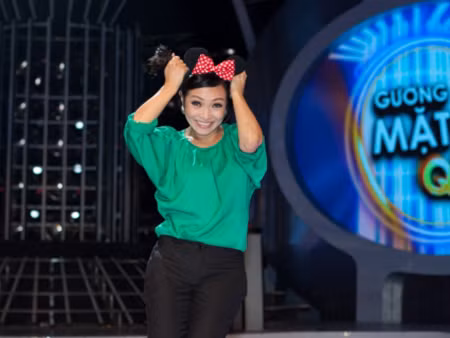 Nữ ca sĩ Phương Thanh ở tuần này cũng thực sự gây chú ý và khiến khán giả tò mò khi chị Chanh phải hóa thân thành cô ca sĩ nhí Xuân Mai.