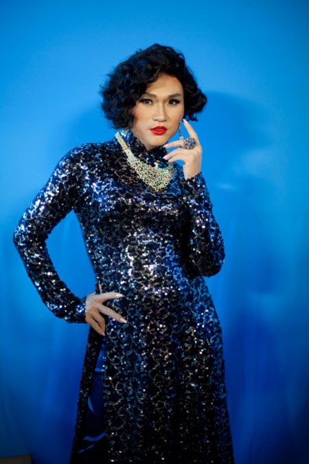 Đáng chú ý là phần hóa thân giả gái của nghệ sĩ hài Đại Nghĩa thành nữ danh ca hải ngoại Ý Lan. Ở tập 2, Đại Nghĩa đã ẵm trọn 100 triệu cũng nhờ tiết mục giả gái với hình tượng NSND Thu Hiền, liệu ở tập 4 này, nghệ sĩ hài này có tiếp tục lột xác thành công như trước nữa hay không.