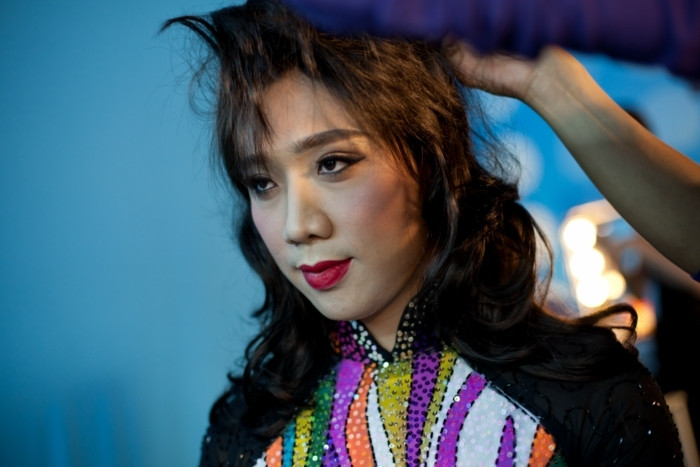 Trấn Thành chúm chím môi hồng và áo dài truyền thống.