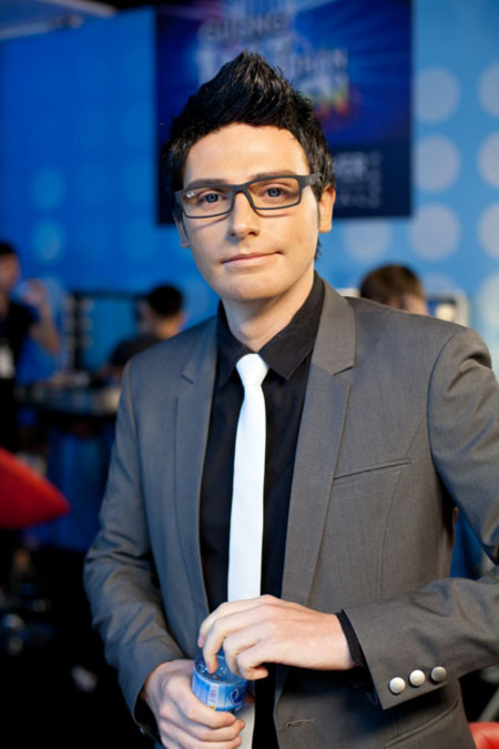 Kyo York trông thật "khác lạ: với nam ca sĩ Hà Anh Tuấn mà anh phải hóa thân thành, Kyo có quá nhiều nét "Tây" trên khuôn mặt.