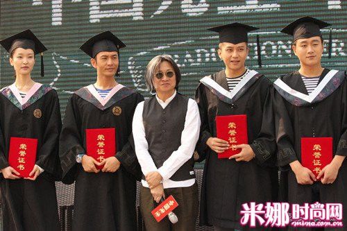 Đỗ Quyên (ngoài cùng bên trái) và 3 nam diễn viên chính trong phim trong trang phục tốt nghiệp chụp ảnh cùng đạo diễn Trần Khả Tân (thứ 3 từ trái sang). Đỗ Quyên (ngoài cùng bên trái) và 3 nam diễn viên chính trong phim trong trang phục tốt nghiệp chụp ảnh cùng đạo diễn Trần Khả Tân (thứ 3 từ trái sang).
