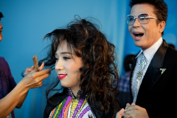 Trong phòng hóa trang, ngay cả đến MC Thanh Bạch cũng phải há hốc mồm ngạc nhiên trước vẻ quyến rũ, đài các và xinh đẹp của MC đàn em.