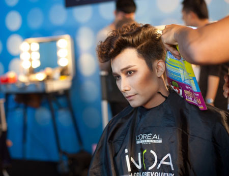 Chí Thiện đang được hóa trang thành nam ca sĩ người Ý Baltimora với ca khúc Tarzan Boy.