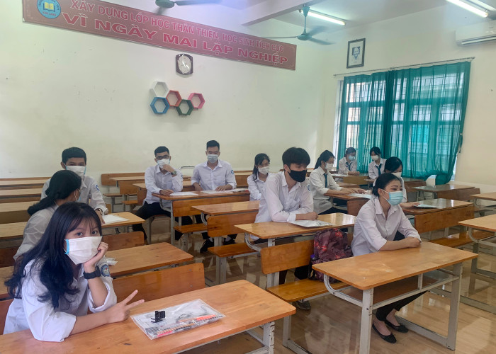 Các thí sinh tại điểm thi Trung học phổ thông Hòn Gai tuân thủ quy định của kỳ thi (Ảnh: CTV)