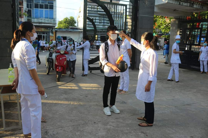 Các thí sinh được đo thân nhiệt trước khi vào phòng thi (ảnh: CTV)