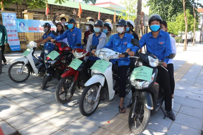 Tổ xe ôm tình nguyện hỗ trợ đi lại cho các thí sinh (Ảnh: CTV)