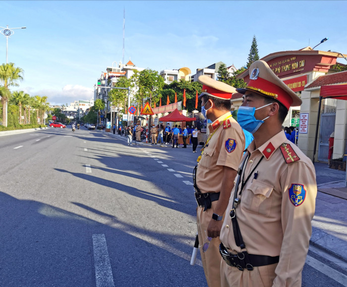 Lực lượng cảnh sát giao thông làm nhiệm vụ tại điểm thi Trường trung học phổ thông Hòn Gai (Ảnh: CTV)