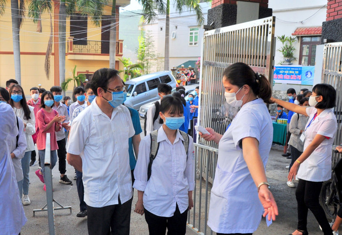Ông Đặng Huy Hậu, Phó Chủ tịch Thường trực Ủy ban nhân dân tỉnh Quảng Ninh kiểm tra công tác tổ chức thi (Ảnh: CTV)