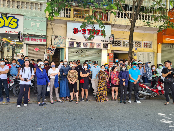 Các bậc phụ huynh hồi hộp, lo lắng chờ tín hiệu từ phía các thí sinh (Ảnh: Lã Tiến)