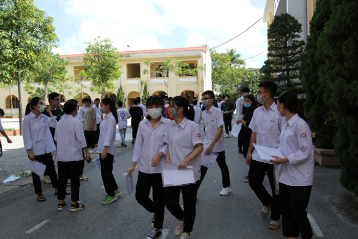 Các thí sinh tự tin cho biết làm được bài thi môn Ngữ Văn (Ảnh: Lã Tiến)