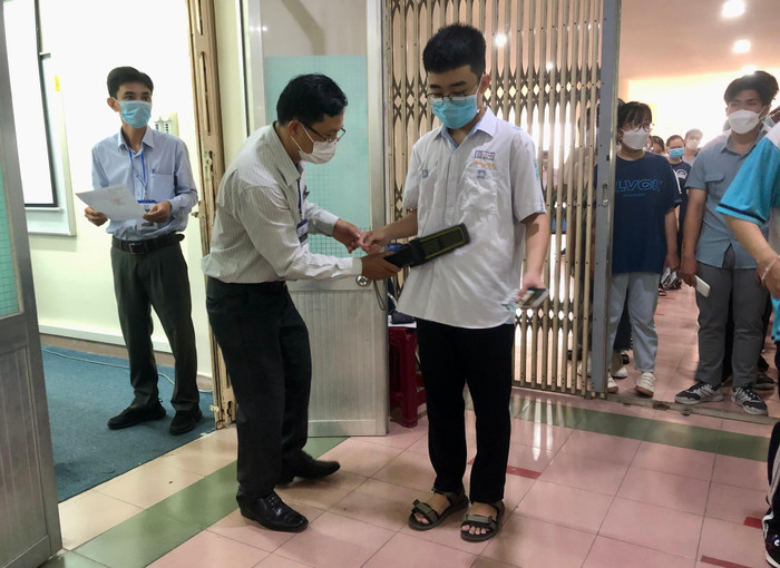 Thí sinh được kiểm tra trước khi vào phòng thi (ảnh: Lê Phương) Thí sinh được kiểm tra trước khi vào phòng thi (ảnh: Lê Phương)