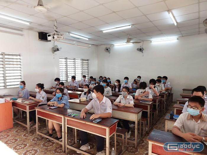 Thí sinh trong phòng thi lớp 10 của trường Phổ thông Năng khiếu, Đại học Quốc gia Thành phố Hồ Chí Minh (ảnh: P.L)