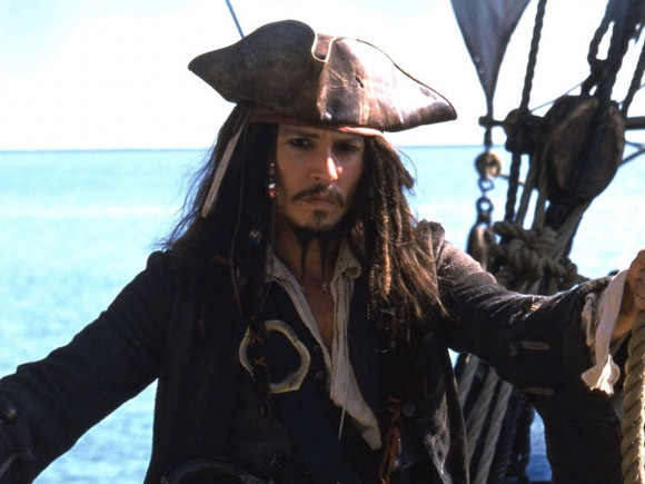 Tên tuổi của nam diễn viên Johny Depp dường như đã gắn liền với hình ảnh tên cướp biển với vai diễn thuyền trưởng Jack Sparrow trong loạt phim “Cướp biển Caribe”. Tên tuổi của nam diễn viên Johny Depp dường như đã gắn liền với hình ảnh tên cướp biển với vai diễn thuyền trưởng Jack Sparrow trong loạt phim “Cướp biển Caribe”.
