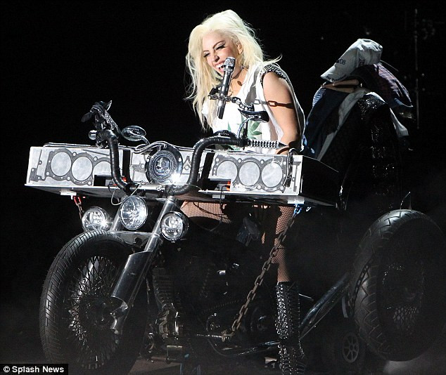 Vác cả một cây đàn piano lên chiếc xe máy và vừa đàn vừa hát.