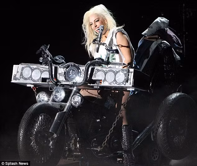 Vác cả một cây đàn piano lên chiếc xe máy và vừa đàn vừa hát.