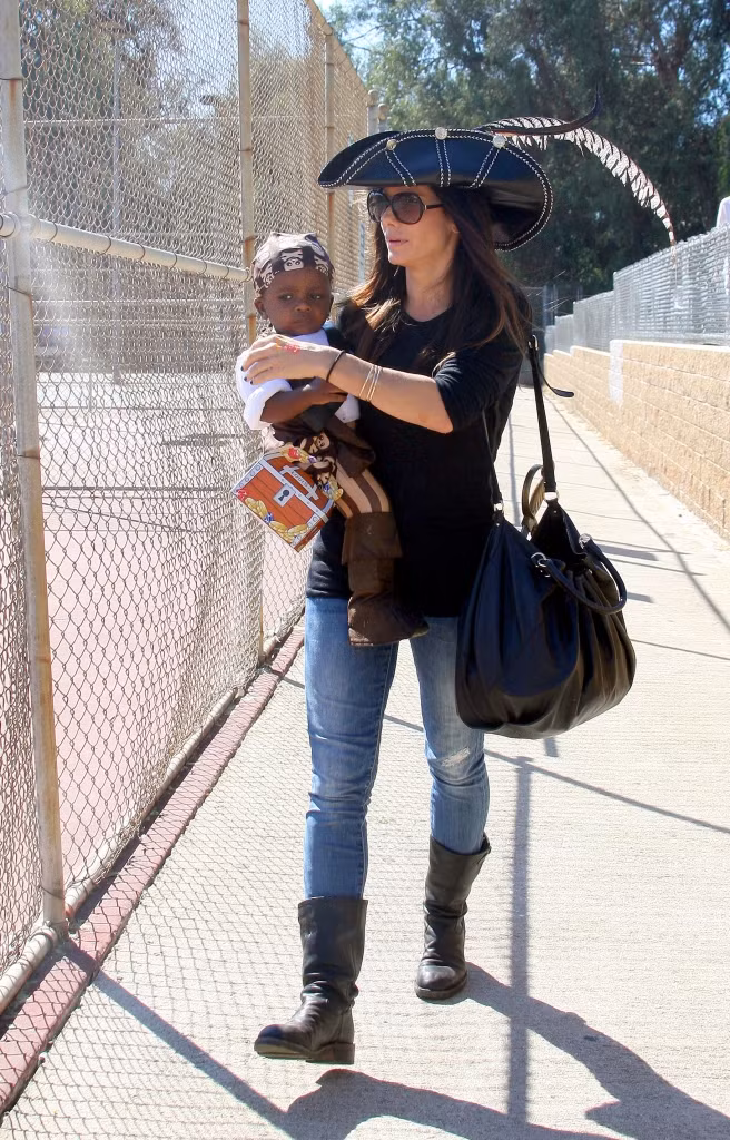 Bà mẹ cướp biển Sandra Bullock cùng cậu cướp biển con Louis trong lần sinh nhật của cậu bé tại công viên Brentwood, Calif.