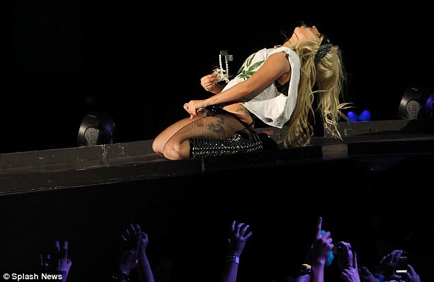 Tiếp tục quậy trên sân khấu.