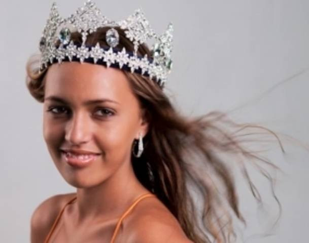 Hoa hậu Fiji, người đẹp Torika Watters năm nay 16 tuổi bị tước vương miện khi chưa tròn 16 năm 11 tháng tuổi. Cô nữ sinh mang dòng máu lai giữa châu Âu và gốc Fiji phẫn nộ khi biết mình bị tước vương miện: “Tôi cảm thấy quá sợ vì sự dối trá, xảo trá, sự thiếu minh bạch cũng như kém chuyên nghiệp của ban tổ chức, tôi cũng không làm gì sai trái hay lén lút cả”. Hoa hậu Fiji, người đẹp Torika Watters năm nay 16 tuổi bị tước vương miện khi chưa tròn 16 năm 11 tháng tuổi. Cô nữ sinh mang dòng máu lai giữa châu Âu và gốc Fiji phẫn nộ khi biết mình bị tước vương miện: “Tôi cảm thấy quá sợ vì sự dối trá, xảo trá, sự thiếu minh bạch cũng như kém chuyên nghiệp của ban tổ chức, tôi cũng không làm gì sai trái hay lén lút cả”.