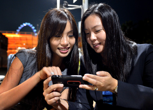 Hoa hậu Lynn Tan bên cạnh chị gái Jacqueline Tan, 33 tuổi. Ảnh. TNT.