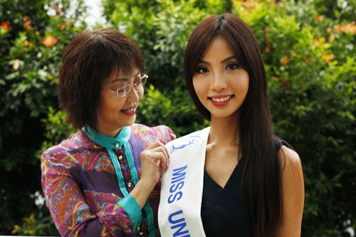 Hoa hậu Lynn Tan và mẹ. Ảnh. ST.