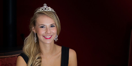 Avianca Bohm đăng quang ngôi vị Hoa hậu Hoàn vũ New Zealand hồi tháng 6, ngay sau khi bị tước vương miện, Á hậu 1 Talia Bennett từ Auckland chính thức thay thế cho Bohm. Avianca Bohm đăng quang ngôi vị Hoa hậu Hoàn vũ New Zealand hồi tháng 6, ngay sau khi bị tước vương miện, Á hậu 1 Talia Bennett từ Auckland chính thức thay thế cho Bohm.