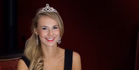 Avianca Bohm đăng quang ngôi vị Hoa hậu Hoàn vũ New Zealand hồi tháng 6, ngay sau khi bị tước vương miện, Á hậu 1 Talia Bennett từ Auckland chính thức thay thế cho Bohm.