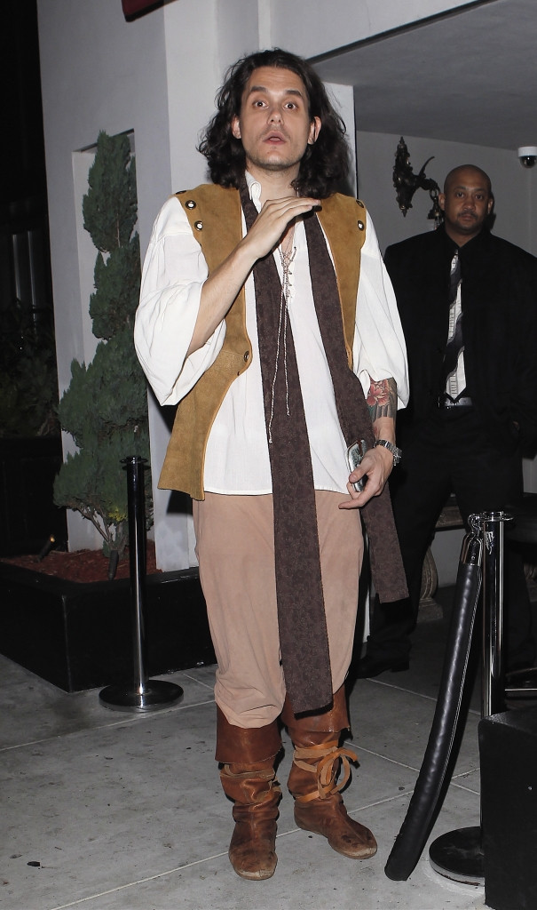 Nam diễn viên John Mayer mặc một bộ đồ cướp biển khi chuyển đến West Hollywood hồi tháng 7. Nam diễn viên John Mayer mặc một bộ đồ cướp biển khi chuyển đến West Hollywood hồi tháng 7.